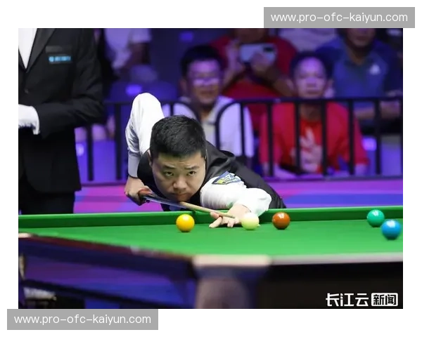 《跨越时空的斯诺克“权力交接”:当18岁的丁俊晖撞向48岁的戴维斯》 《跨越时空的斯诺克“权力交接”:当18岁的丁俊晖撞向48岁的戴维斯》